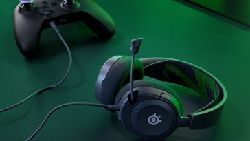 Le cuffie SteelSeries accanto a un controller da gioco
