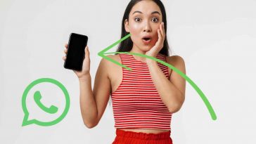 donna con smartphone sorpresa e freccia