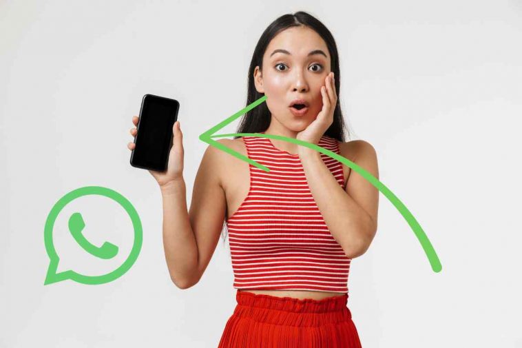 donna con smartphone sorpresa e freccia