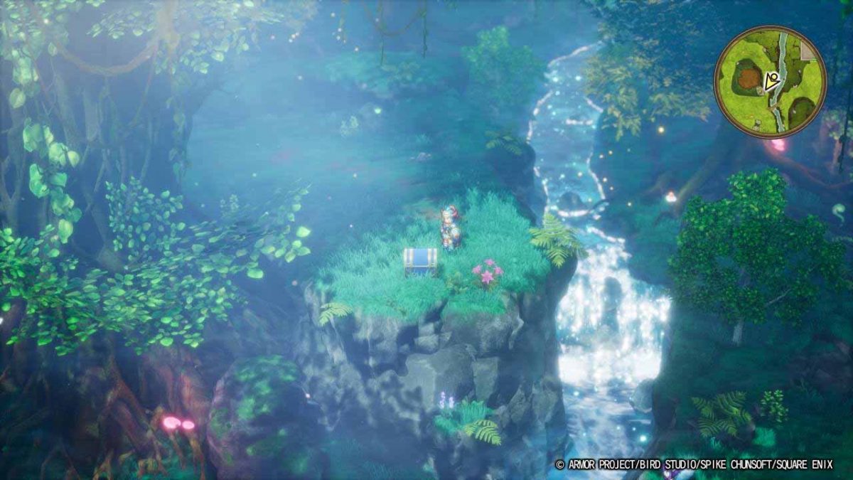 Scenario di una foresta lussuosa con una cascata e un forziere in Dragon Quest I, nei remake HD-2D