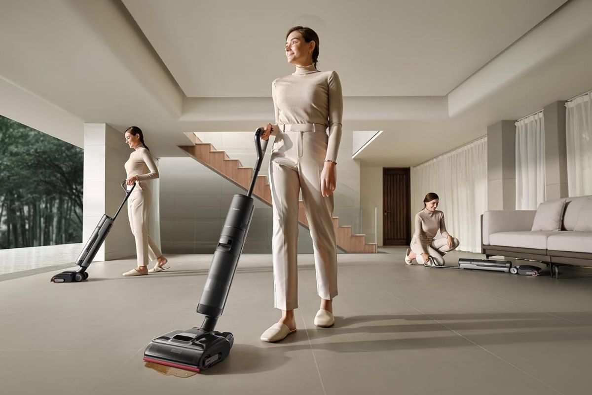 tre ragazze con aspirapolvere lavapavimenti che puliscono per terra