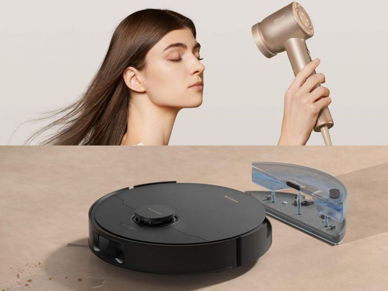 ragazza con asciugacapelli, robot aspirapolvere