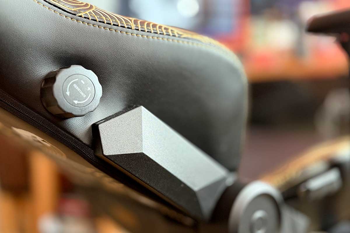 Dettaglio della sedia del l fianco con la manopolora per regolare la seduta