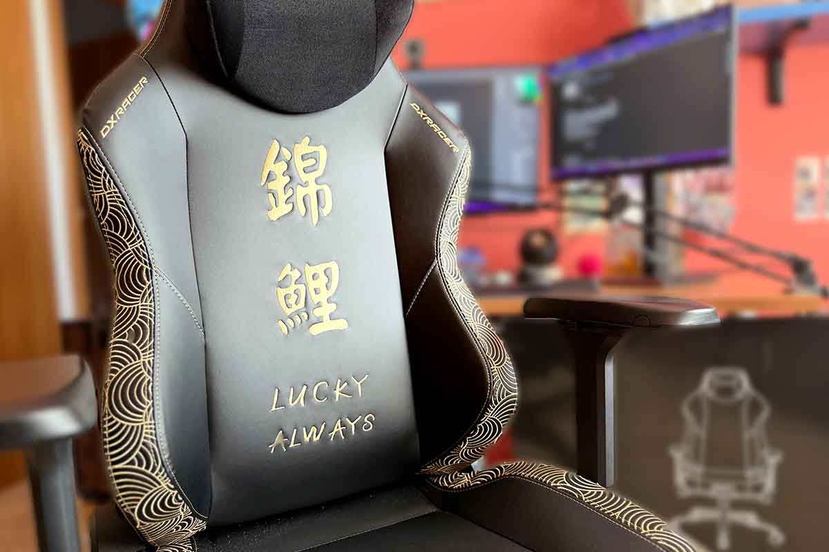 Il fronte della sedia con la scritta "Carpa Koi" in Giapponese e "Lucky Always" ricamata dorata su pelle nera