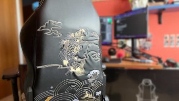 La sedia nera con i dettagli dorati che raffigurano una carpa Koi che salta dal mare nello stile delle illustrazioni Giapponesi