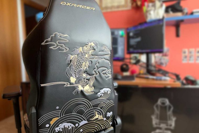 La sedia nera con i dettagli dorati che raffigurano una carpa Koi che salta dal mare nello stile delle illustrazioni Giapponesi