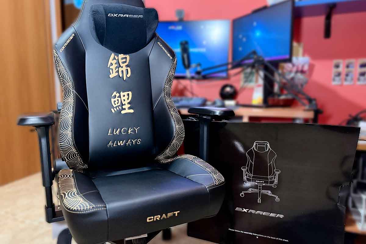 La sedia per intero con i bordi dorati e la scritta "Carpa Koi" e "Lucky Always" sullo schienale