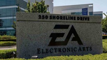 lastra di pietra con scritta EA electronic arts, dietr palazzo, sotto prato