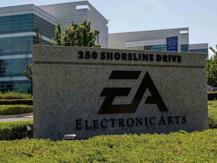 lastra di pietra con scritta EA electronic arts, dietr palazzo, sotto prato