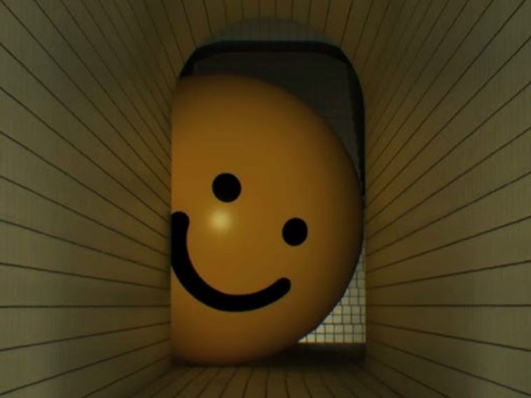 palla gialla con faccia che rde da in fondo corridoio