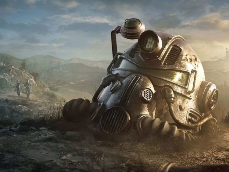 elmo futuristico con respiratore caduto su collina