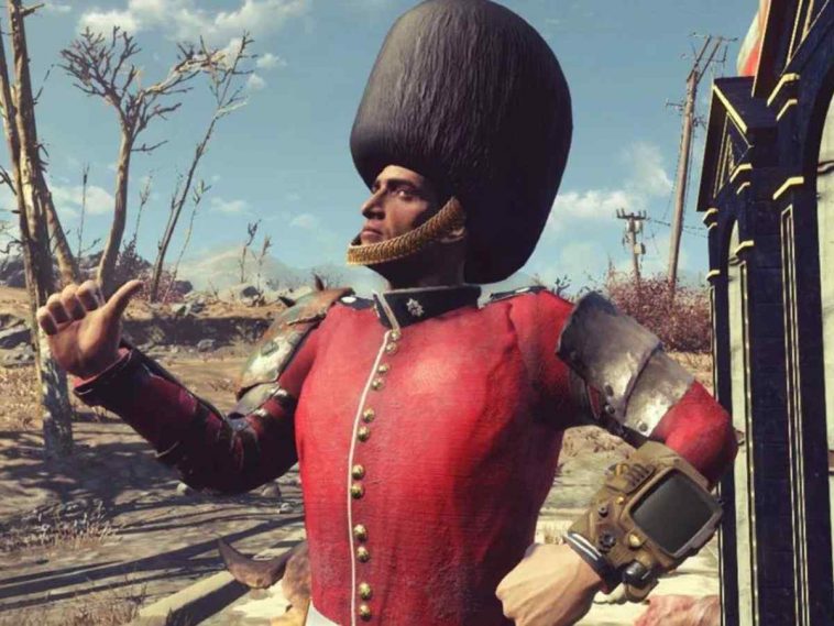 personaggio con uniforma da guardia reale inglese con giubba rossa e cappello nero alto, che fa pollice in alto verso di lui, ambientazion postapocalittica