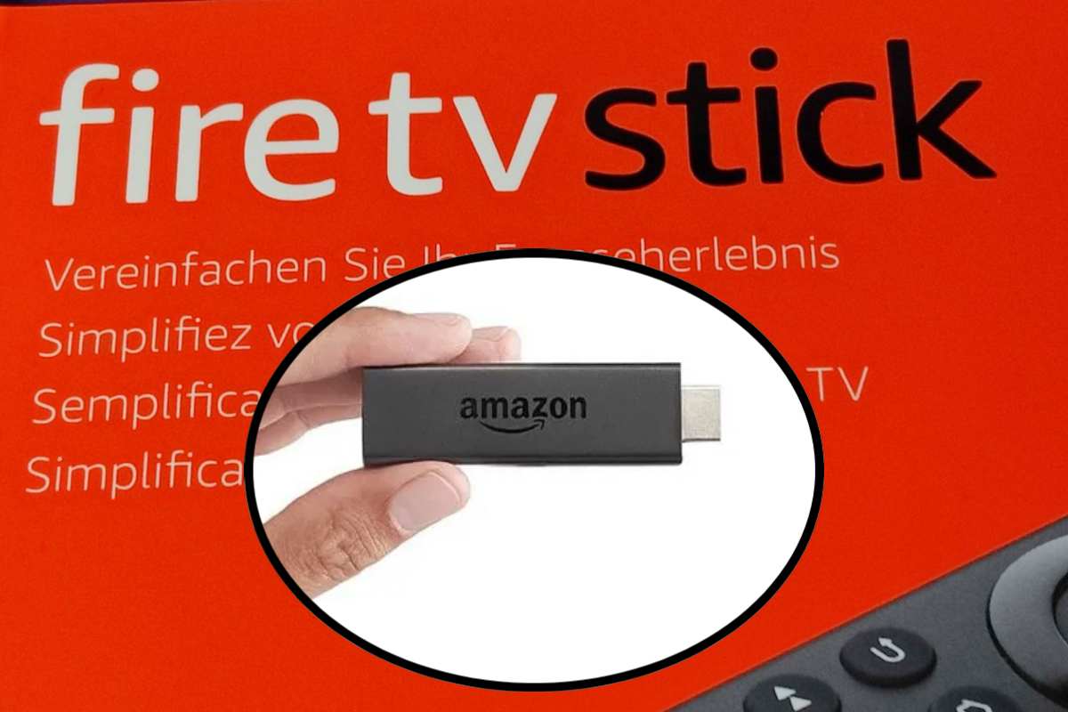 Una Fire Stick di Amazon e, sullo sfondo, lo scatolo in cui è venduta
