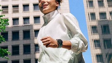 persona che sta correndo e indossa un samsung galaxy watch