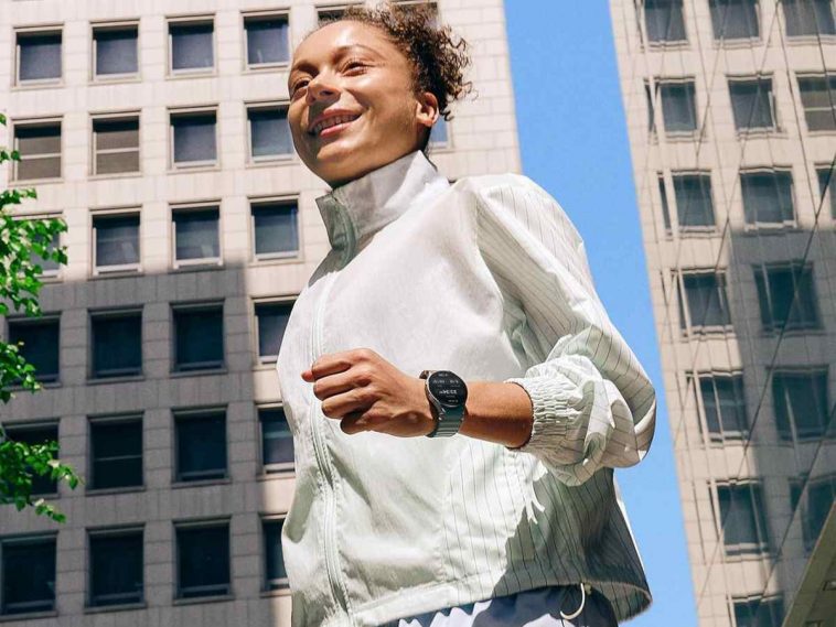 persona che sta correndo e indossa un samsung galaxy watch