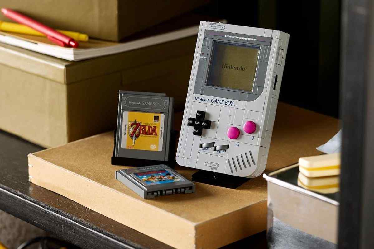 Lego game boy costruito, cartucce game boy sopra scatola