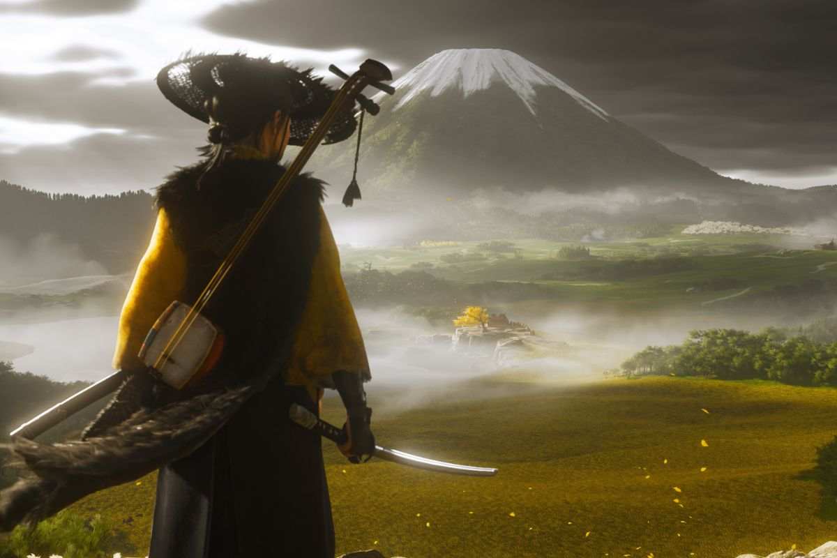 donna con cappello di paglia, abito gallo, katana, montagna sullo sfondo