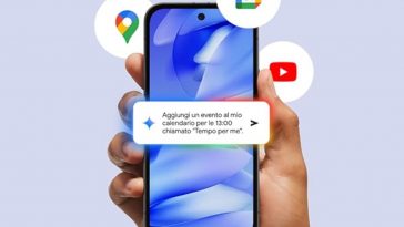 Google Pixel 9a tenuto in mano con evidenza varie funzioni con icone (maps, calendar, youtube)