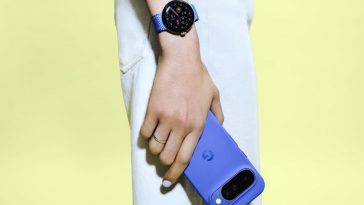 persona di profilo che tiene in mano un google pixel 10 con cover blu su sfondo giallino