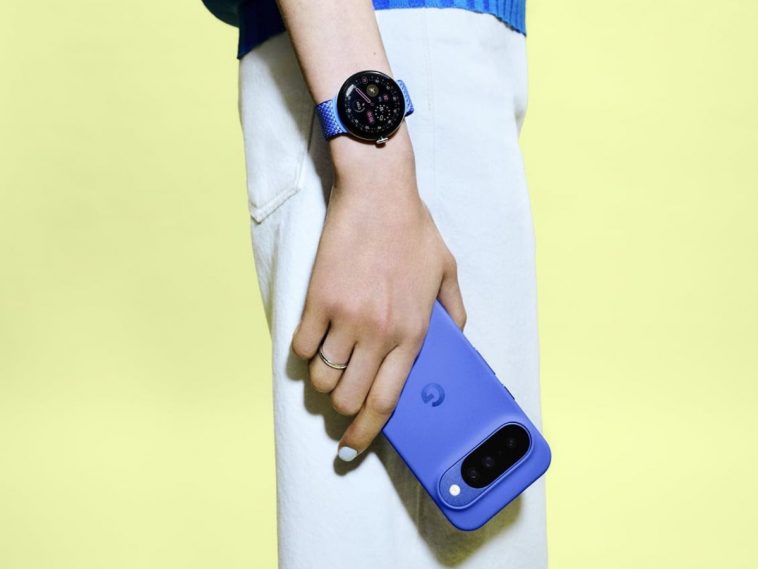 persona di profilo che tiene in mano un google pixel 10 con cover blu su sfondo giallino