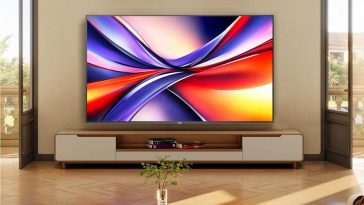 Hisense TV 43" QLED 4K sopra mobile in salotto con tavolnetto e pianta