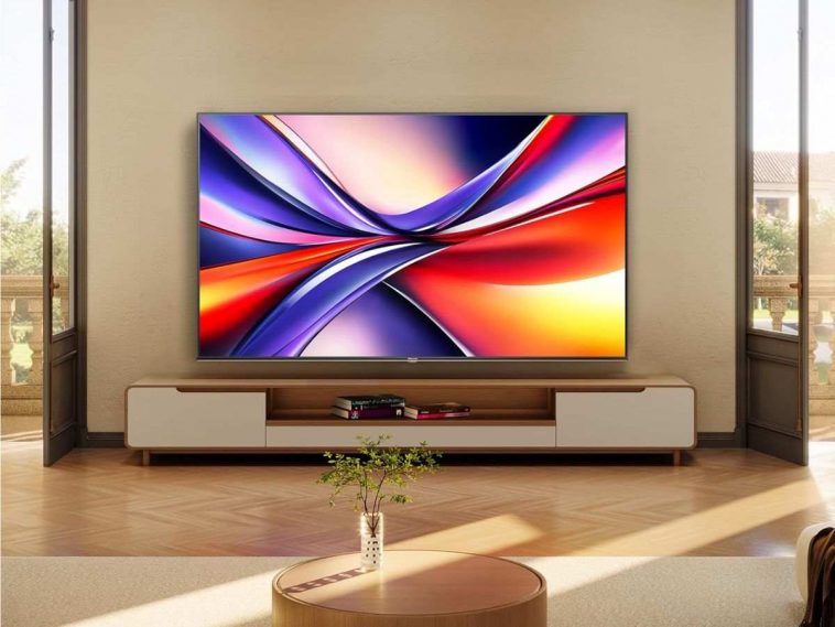Hisense TV 43" QLED 4K sopra mobile in salotto con tavolnetto e pianta