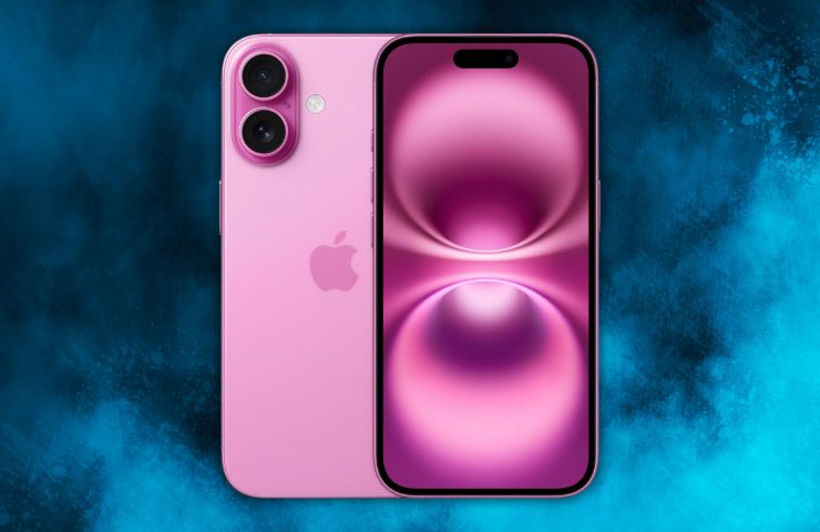 iPhone 16 rosa fronte retro su sfondo blu col fumo