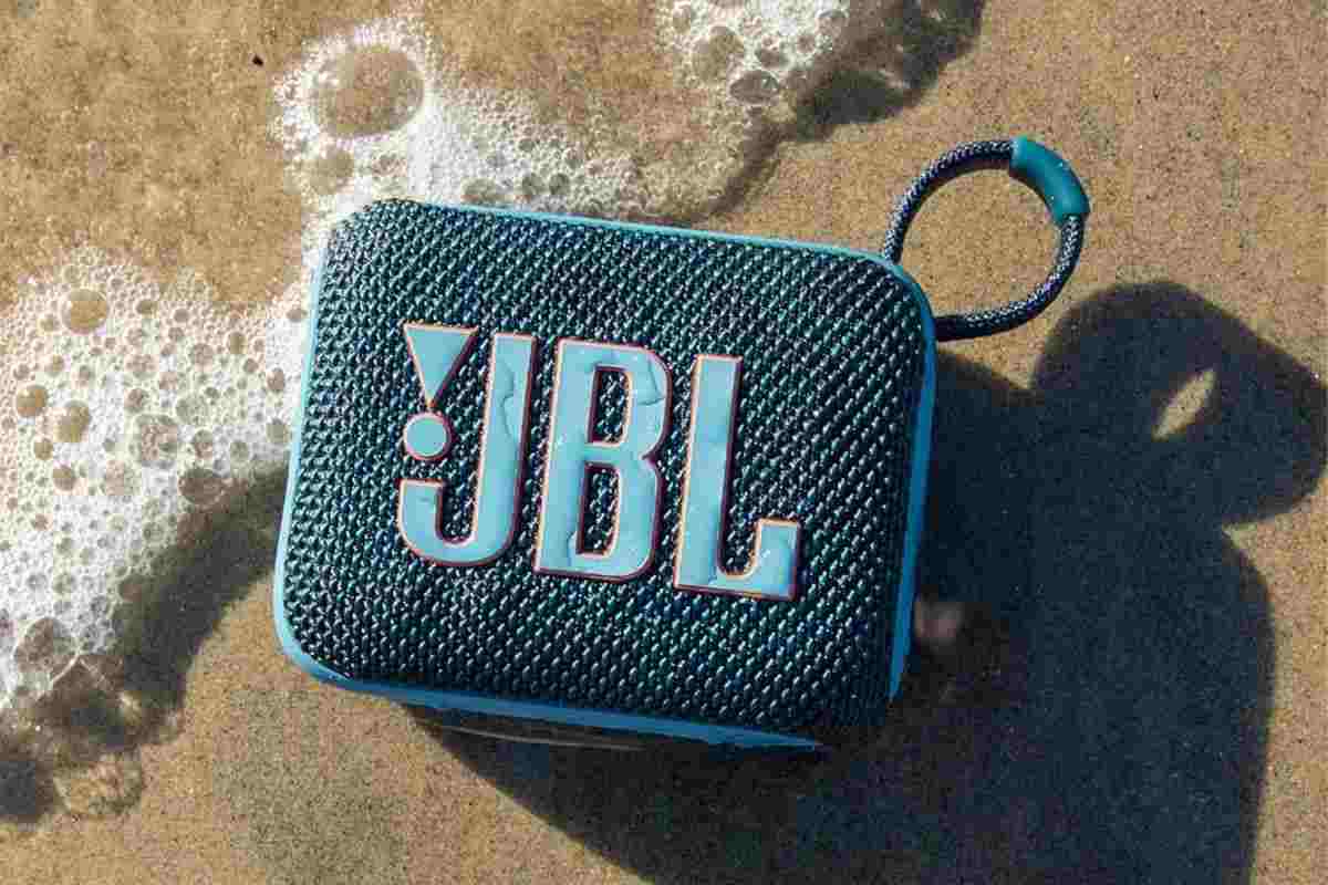 cassa JBL GO 4 blu con sfondo spiaggia