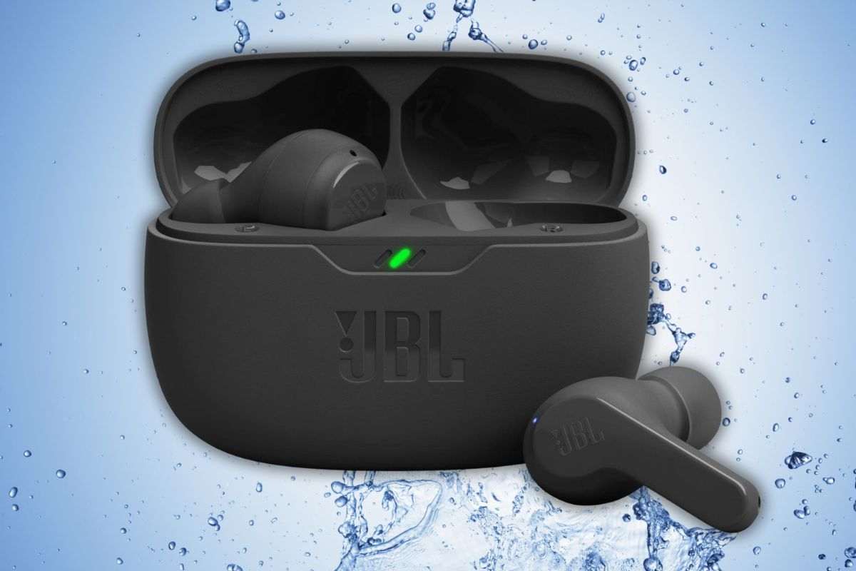 JBL Wave Beam custoda con una cuffia fuori