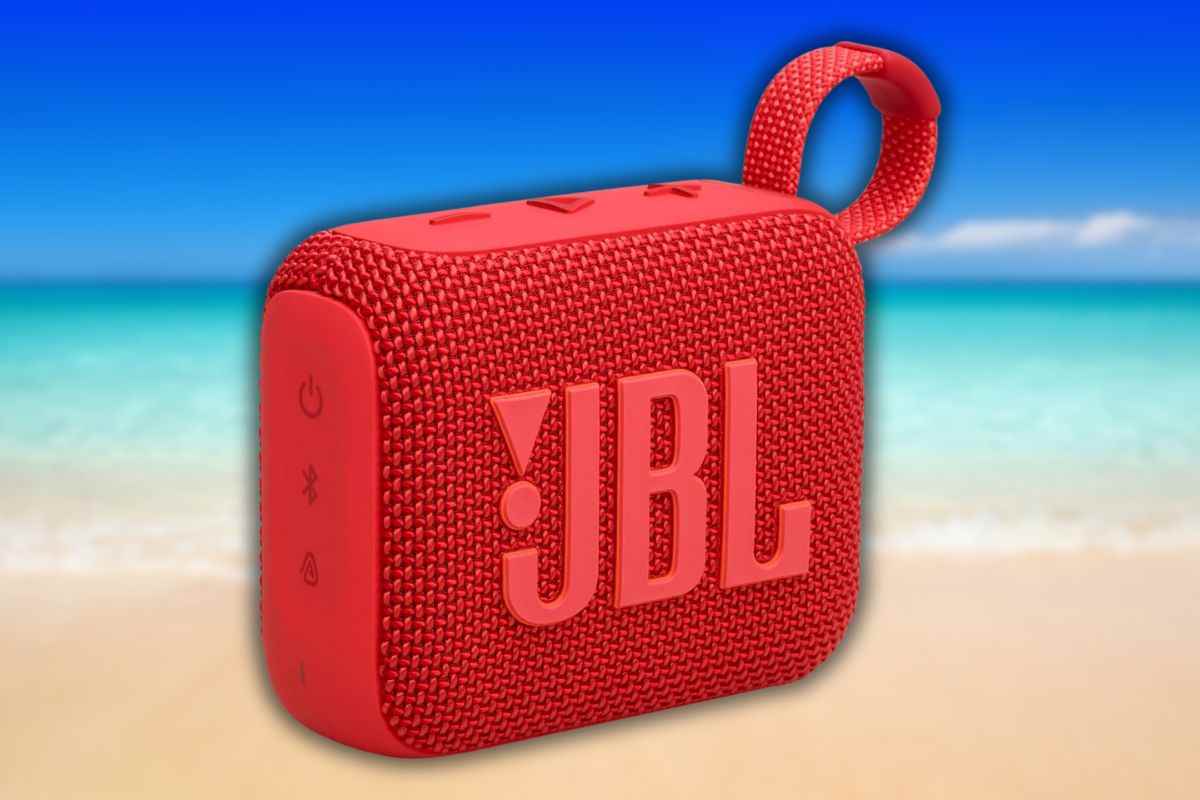 cassa JBL GO 4 rossa con sfondo spiaggia