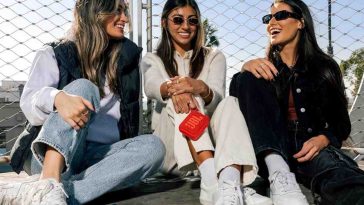 tre ragazze con occhiali da sole con in mano casse bluetooth