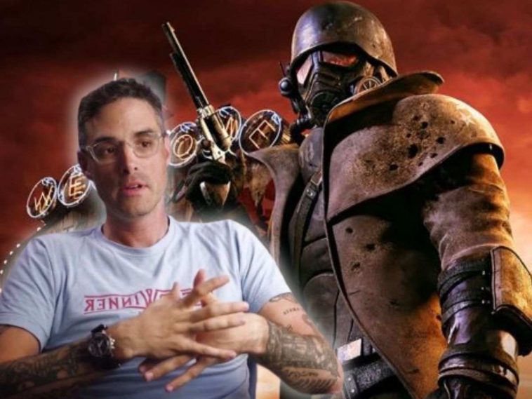 josh sawyer, alle spalle uomo con casco da soldato e impermeabile