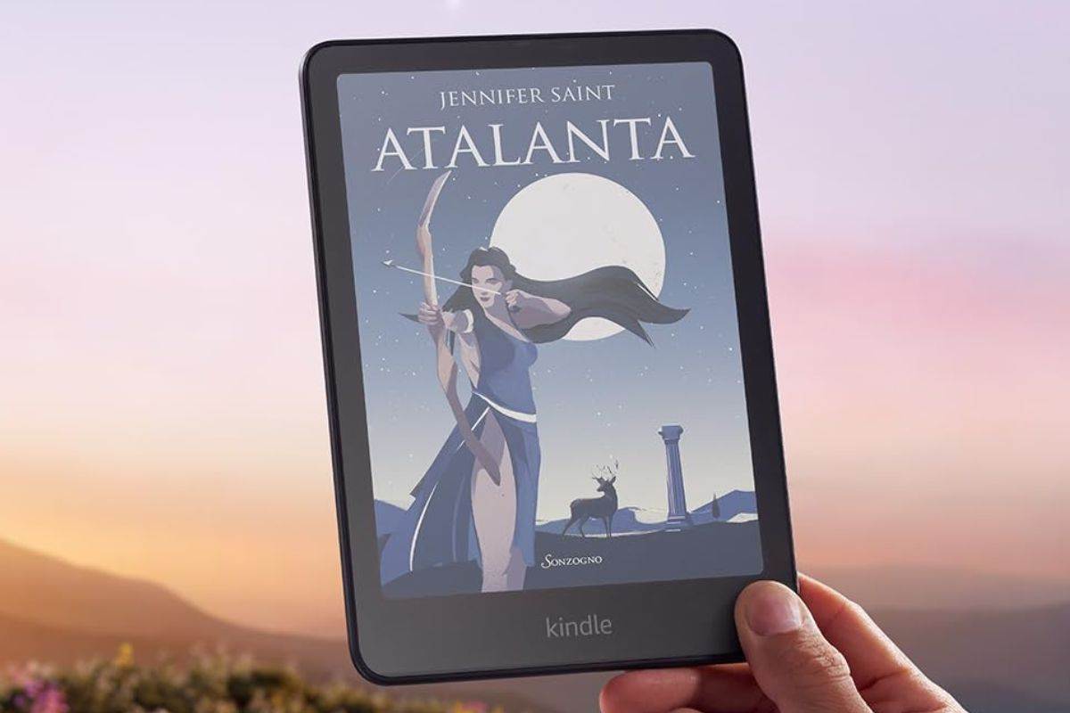 kindle tenuto da mano, su schermo dsegno ragazza che tende arco con scritta ATALANTA