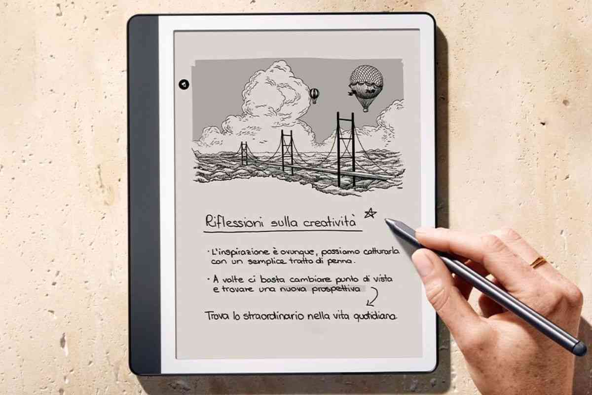 man che tiene penna, kndle scribe con disegno e varie scritte sopra