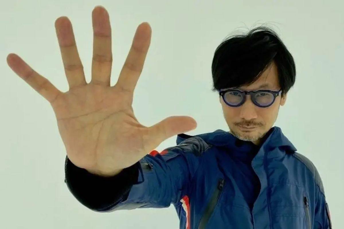 hideo kojima con mano aperta