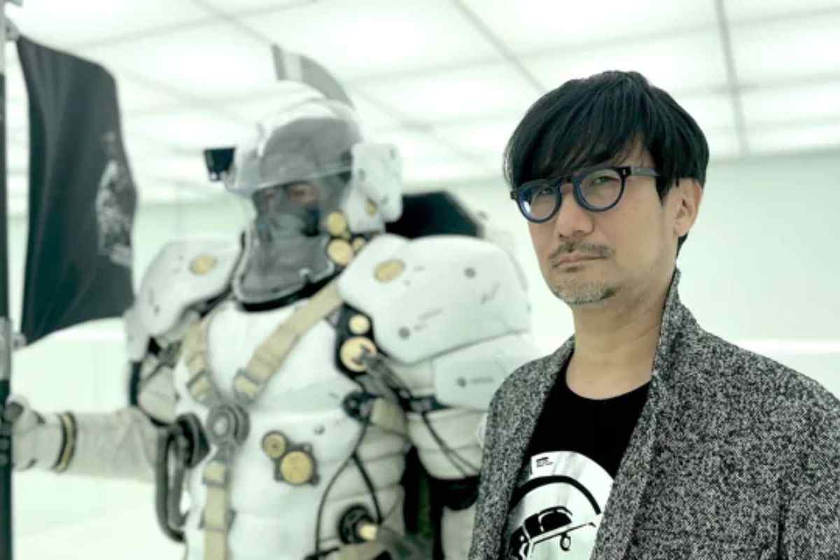 hideo kojima accanto ad armatura futuristica