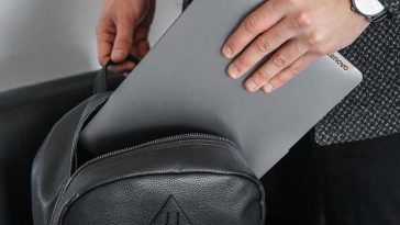 persona che inserisce il lenovo idea pad slim 3 all'interno dello zaino
