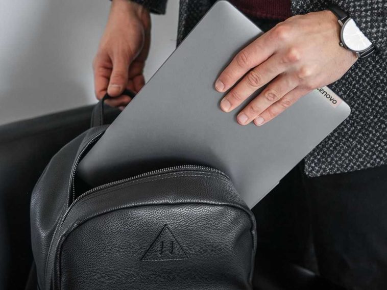 persona che inserisce il lenovo idea pad slim 3 all'interno dello zaino