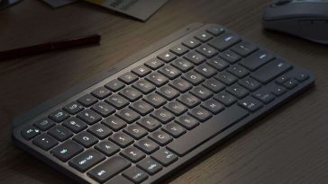 Logitech MX Keys Mini Tastiera Illuminata Wireless nera su scrivania