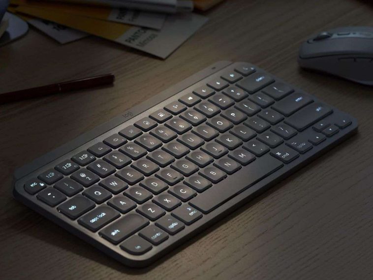 Logitech MX Keys Mini Tastiera Illuminata Wireless nera su scrivania