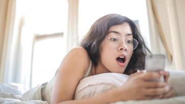 Ragazza che guarda il telefono e si sconvolge