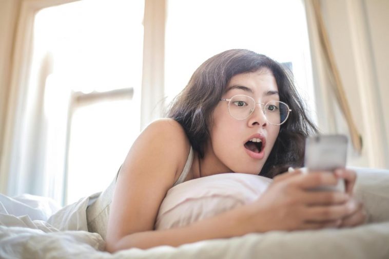 Ragazza che guarda il telefono e si sconvolge