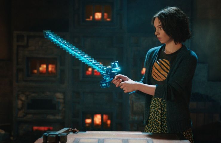 screenshot del film di minecraft con Emma Myers che tiene in mano una spada di diamante