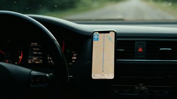 Un'auto con un telefono collegato a un'app di navigazione