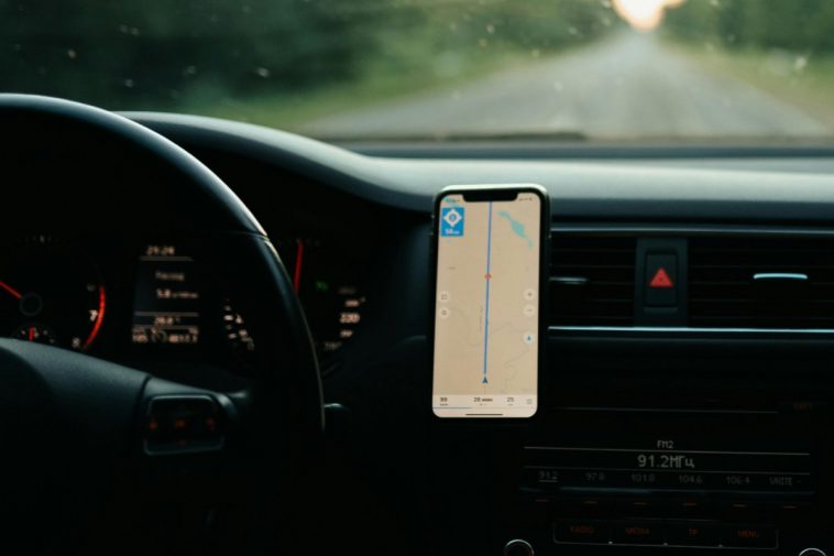 Un'auto con un telefono collegato a un'app di navigazione