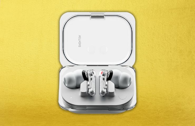 auricolari nothing nel case su sfondo giallo