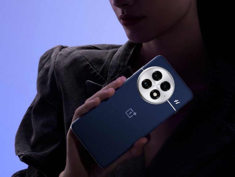 persona che tiene in mano il oneplus 13