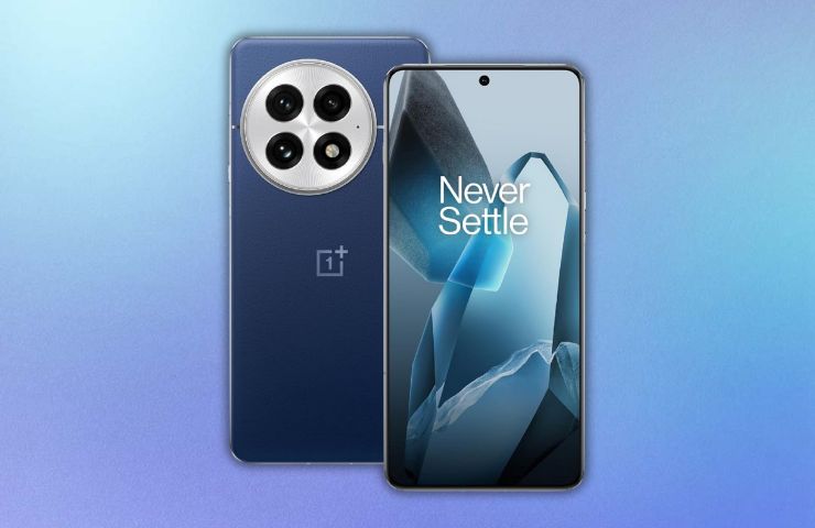 one plus 13 fronte retro su sfondo blu