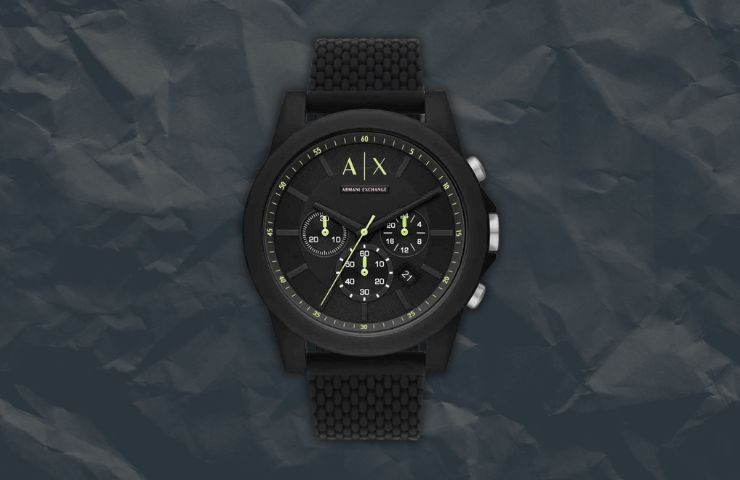orologio armani exchange su sfondo nero