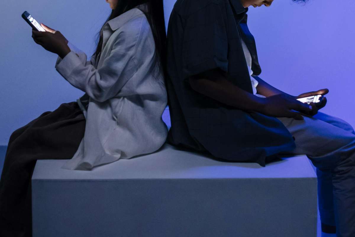 Ragazzini con il telefono in mano